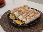 Una foto de elotes con queso