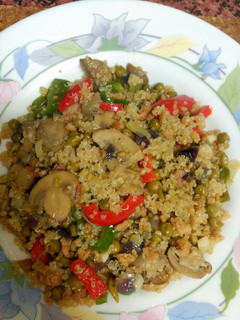 Una foto de Quinoa con soja texturizada y verduras