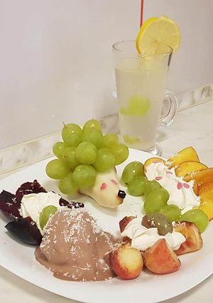 O poză a rețetei Fructe și un pahar de limonadă de lămâie.