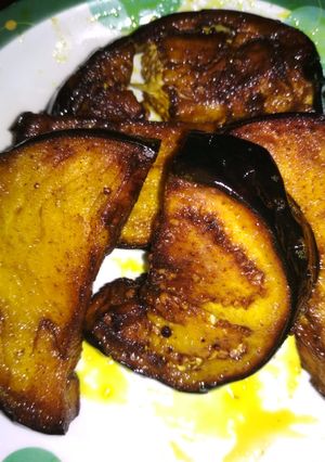 A picture of Begun bhaja(fried Brinjal).