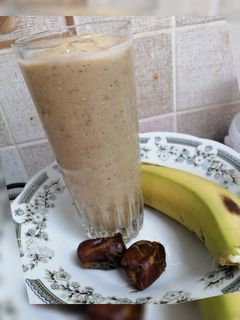 صورة لوصفة عصير الموز والتمر