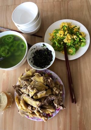 Hình của món Bữa cơm nấu vội (thịt gà luộc, trứng gà xào mướp đắng, canh mướp đắng nấu nước luộc gà).