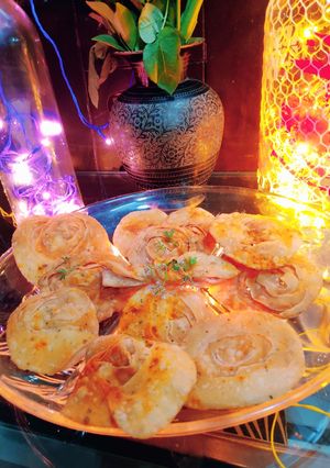 A picture of Saata Pooris/papdi.