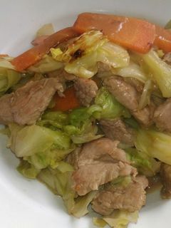 紅蘿蔔炒高麗菜加肉 的食譜成品照片