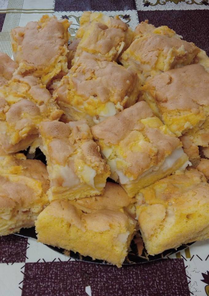 Класична яблучна шарлотка