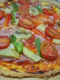 Una foto de Pizza con base de pollo
