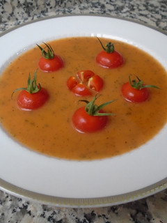 Una foto de Sopa de tomate y perejil