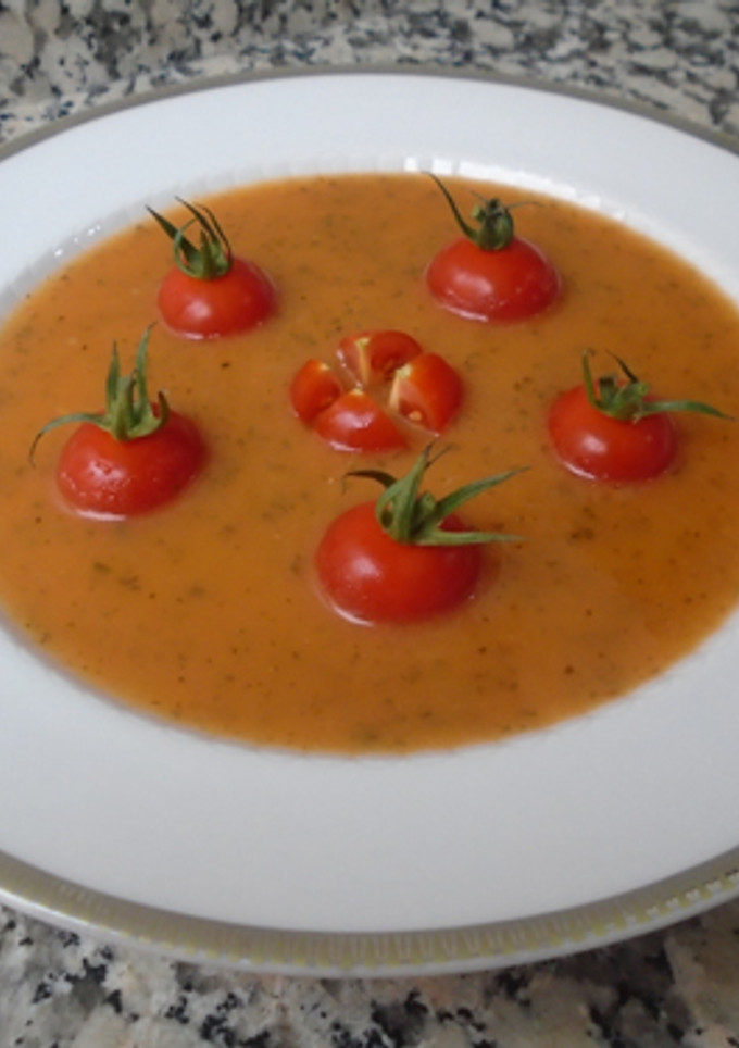 Una foto de Sopa de tomate y perejil
