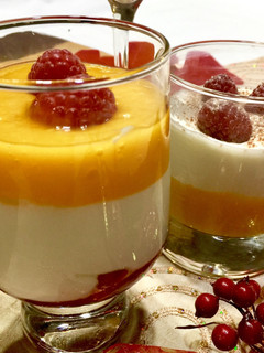 Una foto de Yogur con mango y frambuesas