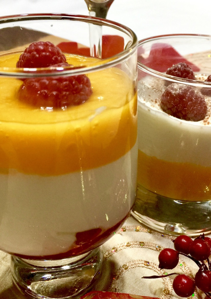 Una foto de Yogur con mango y frambuesas
