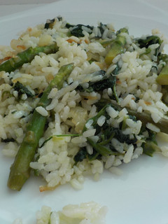 Una foto de Arroz con espárragos trigueros y espinacas