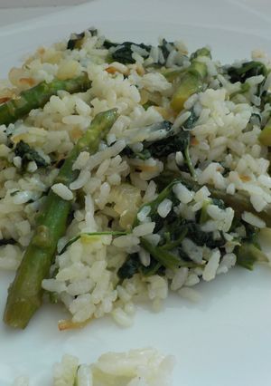 Foto principal de Arroz con espárragos trigueros y espinacas