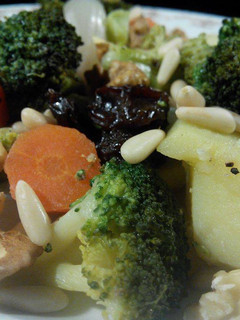 Una foto de Verduras al vapor con frutos secos