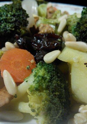 Una foto de Verduras al vapor con frutos secos
