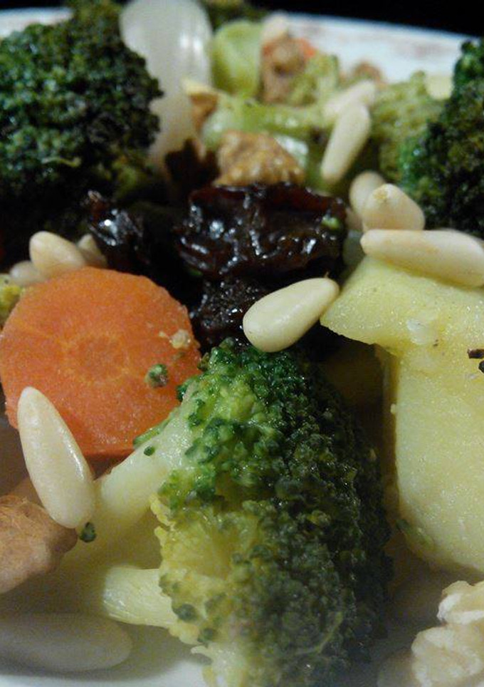 Una foto de Verduras al vapor con frutos secos