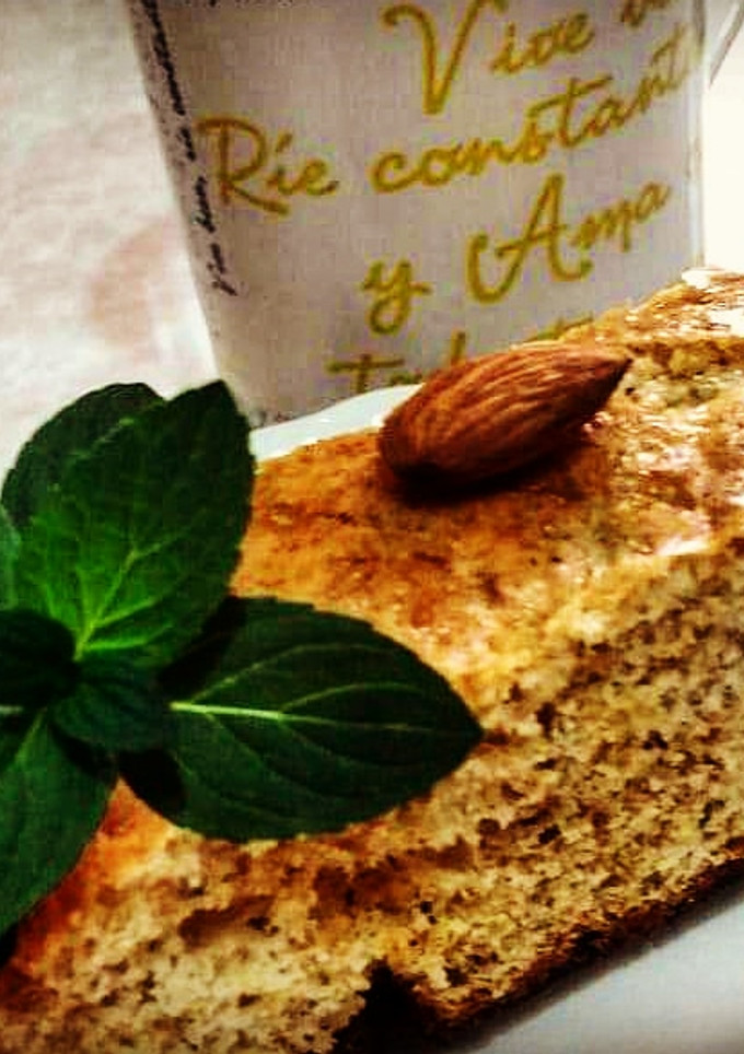 Una foto de Panqué esponjoso de almendra con azúcar BC