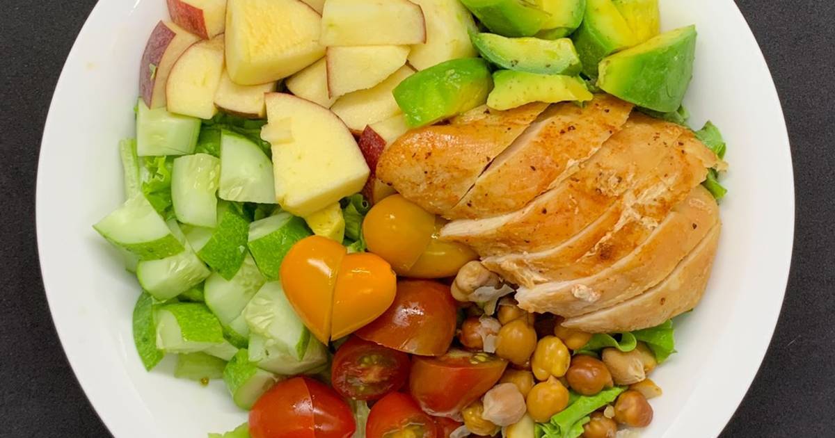 Bạn có thể gợi ý một số nguyên liệu thích hợp để làm salad giảm cân với ức gà không? 
