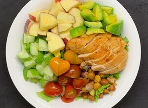 Hình của món Ức gà nướng trộn salad: giảm cân + eat clean.