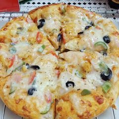 A picture of Chicken Tikka Pizza 🍕🧀🍕.