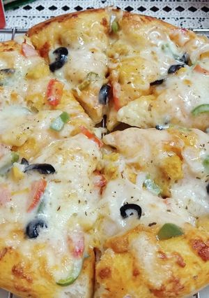 A picture of Chicken Tikka Pizza 🍕🧀🍕.