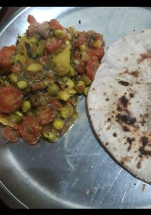 आलू गाजर की सब्जी (aloo gajar ki sabzi recipe in Hindi) रेसिपी मुख्य फोटो