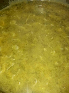 Una foto de Sopa verde con huevo