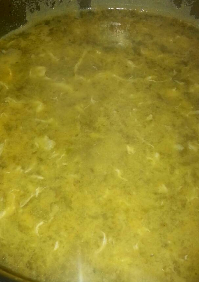 Una foto de Sopa verde con huevo