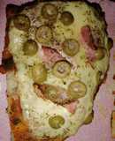 Pizza piedra con muzzarella, panceta y aceitunas 🍕
