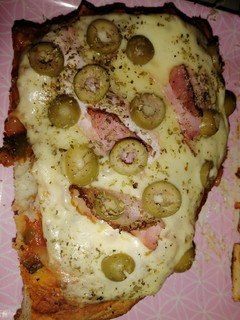 Una foto de Pizza piedra con muzzarella, panceta y aceitunas 🍕