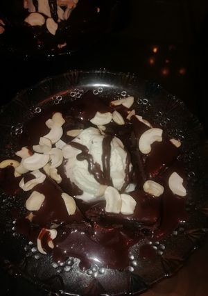 ब्राउनी विद आइसक्रीम (Brownie with icecream recipe in Hindi) रेसिपी मुख्य फोटो