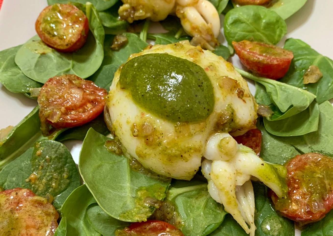 Sepia en ensalada de espinaca con pesto