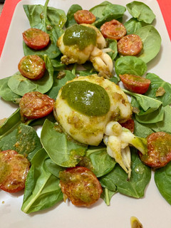 Una foto de Sepia en ensalada de espinaca con pesto