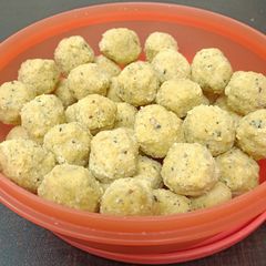 A picture of Sorghum Besan ladoos.