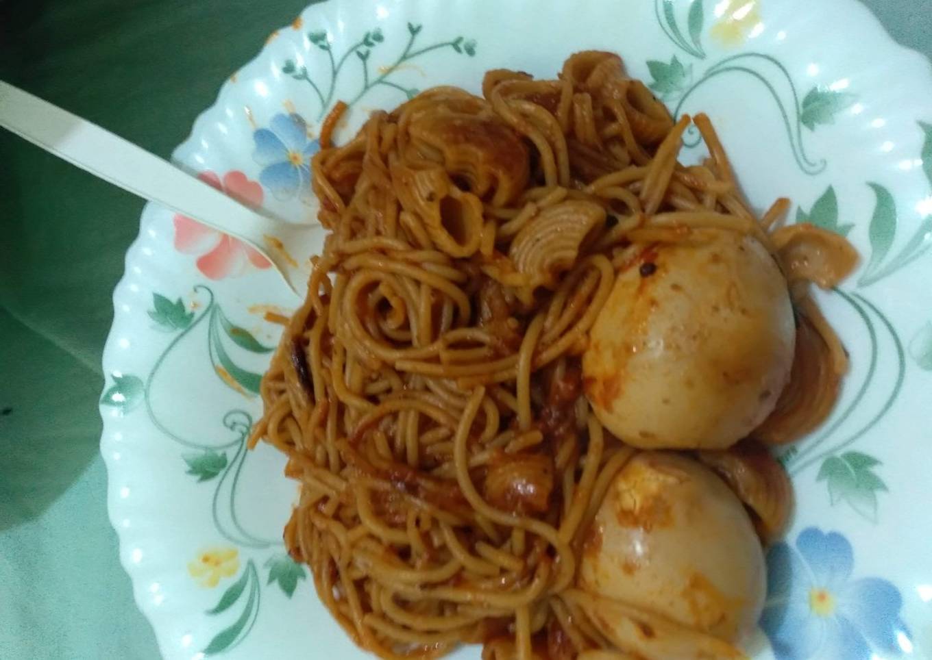 Spaghetti in egg curry