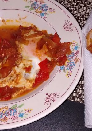 Una foto de Huevos rancheros con salchichas