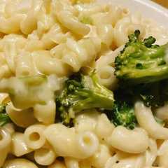 A picture of Coditos alfredo con brócoli 🧡.