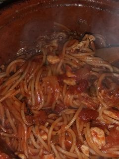 Una foto de Espaguetis con salsa de tomate con aceitunas y alcaparras