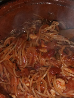 Una foto de Espaguetis con salsa de tomate con aceitunas y alcaparras