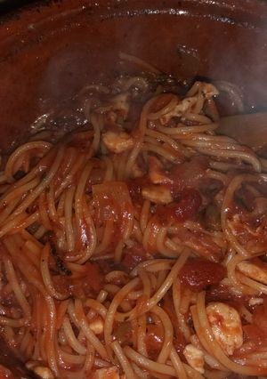 Una foto de Espaguetis con salsa de tomate con aceitunas y alcaparras
