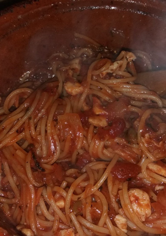Una foto de Espaguetis con salsa de tomate con aceitunas y alcaparras