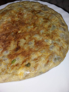 Una foto de Tortilla de habas y cebolla