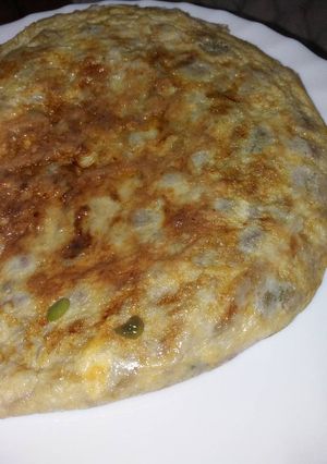 Una foto de Tortilla de habas y cebolla