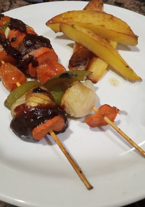 Una foto de Brochettes de vegetales con salsa barbacoa (sin gluten y vegano)
