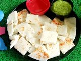 સફેદ ખાટા ઢોકળા વીથ સ્વીટ એન્ડ સ્પાઇસી ચટણી