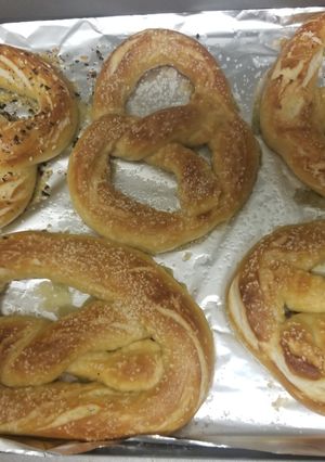 A picture of Easy homeade pretzels.