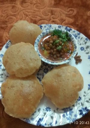 A picture of Poori aur chana aloo ki sabzi.