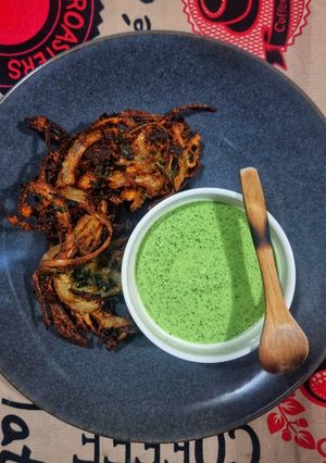 Una foto de Bhajis de Cebolla