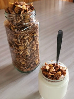 Una foto de 🍫🥜 Granola con mantequilla de maní y cacao 🥜🍫 - súper fácil y rápida (y sin horno!!!)
