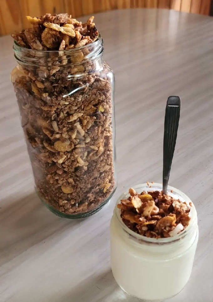 Una foto de 🍫🥜 Granola con mantequilla de maní y cacao 🥜🍫 - súper fácil y rápida (y sin horno!!!)