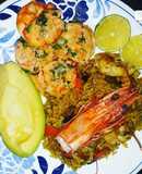 Arroz con una base de caldo de langostinos, pollo y vegetales